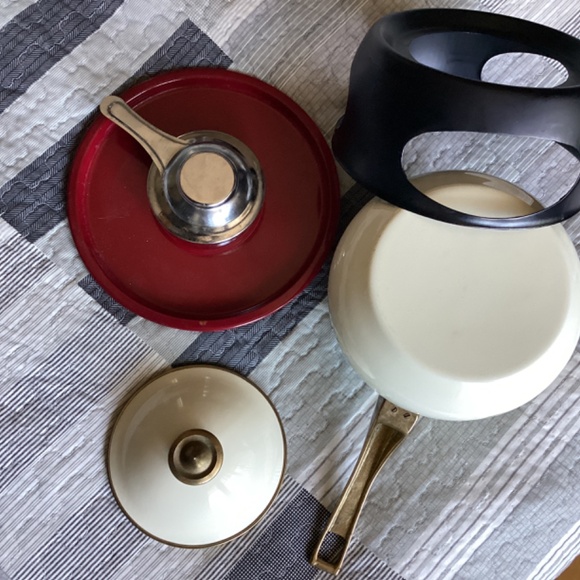 VINTAGE ‘CHEF MATES’ ENAMELED FONDUE SET WITH SOLID BRASS HANDLE & KNOB - Picture 11 of 15